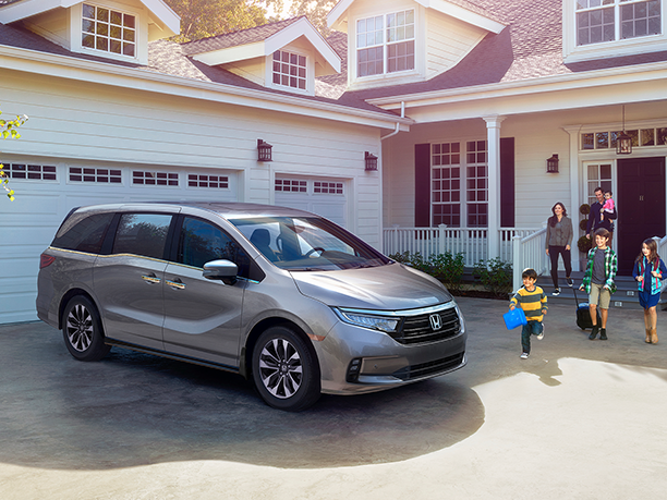 An Acura sales representative is providing information to his customers about Acura’s Extended Warranty package. // Un représentant des ventes Acura fournit des informations à ses clients sur l’ensemble de garantie prolongée d’Acura 	