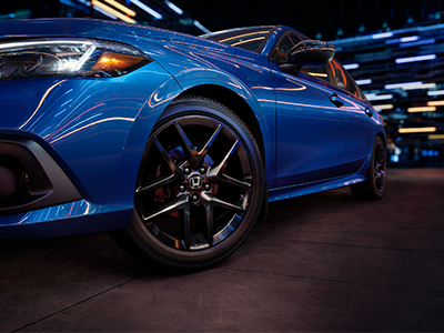 Side profile view of white Acura RDX while driving during the day through city. // Vue de profil latérale de l'Acura RDX blanc en conduisant pendant la journée à travers la ville