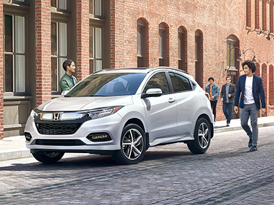 Side profile shot of an Acura MDX vehicle driving fast that causes the background to be blurry. // Plan de profil latéral d'un véhicule Acura MDX roulant rapidement, ce qui rend l'arrière-plan flou