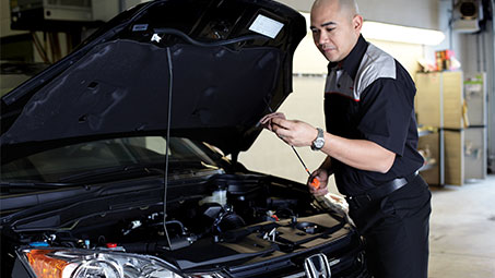 A studio shot of a genuine Acura 0W-20 engine oil container. // Une photo en studio d'un contenant d'huile moteur Acura 0W-20 d’origine